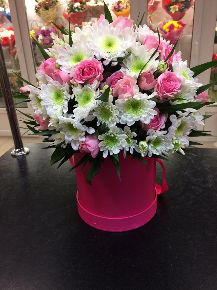 Цветочная композиция из Розы и Хризантемы в шляпной коробке в Ефимово