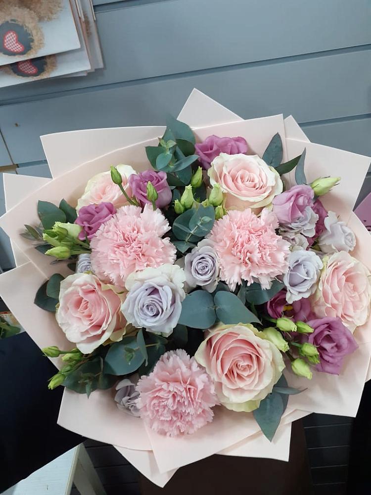 Букет цветов из: Розы, Гвоздики и Лизиантусы в Ефимово