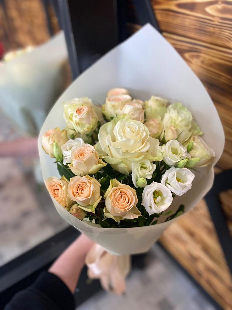 Букет цветов из: Розы и Лизиантусы в Ефимово